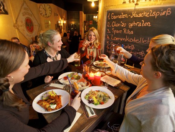 Fünf Frauen stoßen in der Tapas Bar an 